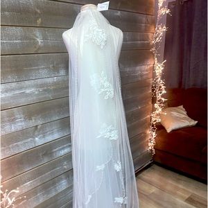 Cathedral veil with flower trim on border